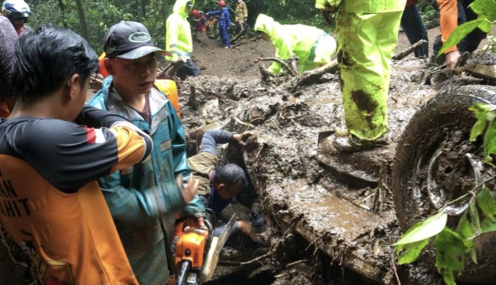 Penampakan 2 Mobil Tertimbun Longsor Jalur Cangar Hingga 10 Penumpangnya Tewas