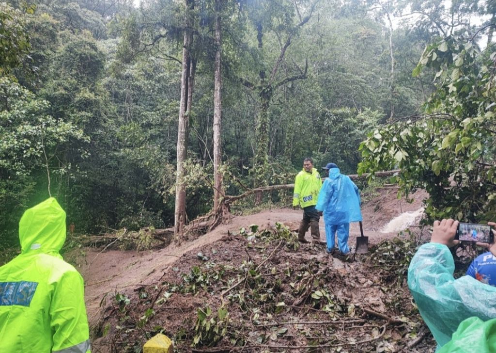 Longsor Cangar, Jalur Pacet Menuju Batu Masih Ditutup Total
