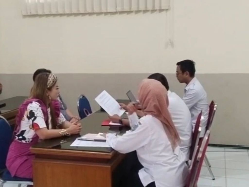 Dalih Diana soal Penahanan Ijazah ketika Dipanggil Disnakertrans Jatim
