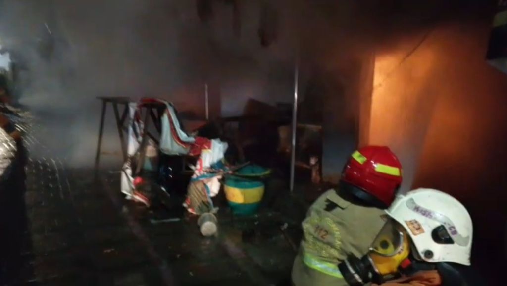 Rumah 3 Lantai di Surabaya Terbakar, Bapak dan Anak Tewas Terpanggang