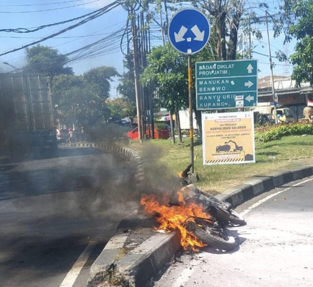 Motor Hangus Terbakar di Surabaya, Pengendara Entah ke Mana