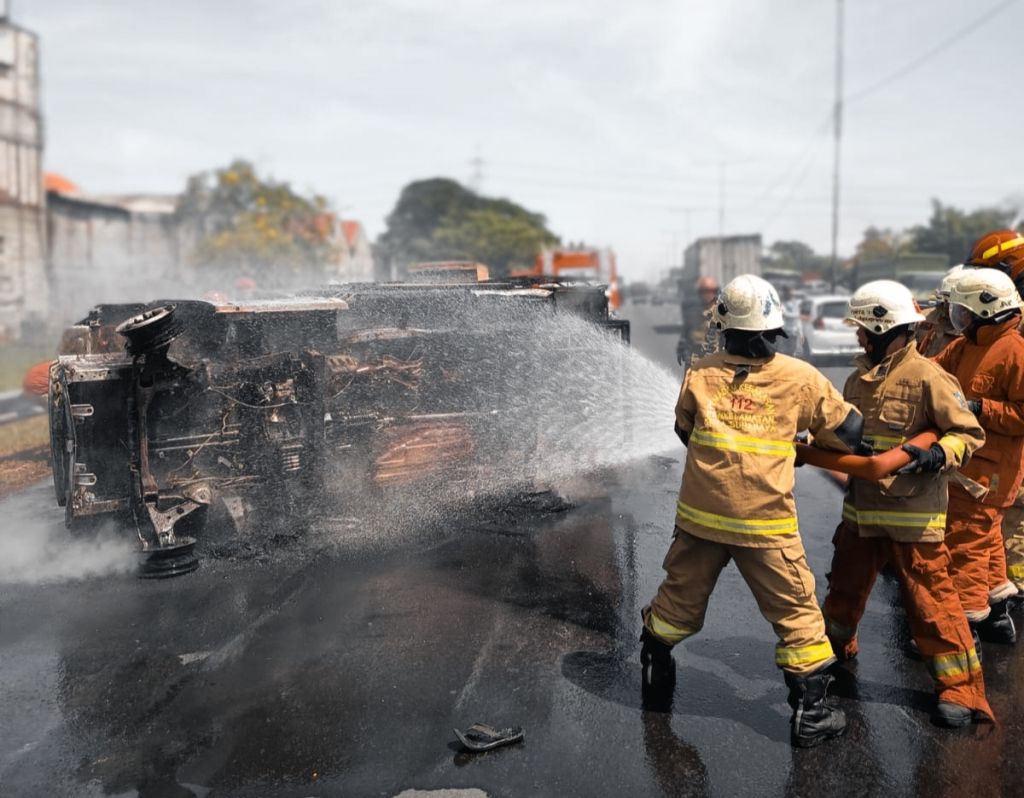 Mobil Boks Bermuatan Frozen Food Terbakar di Tol Dupak Surabaya