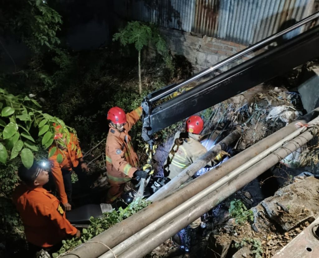 Motor Terjebak dalam Selokan Gegara Tersenggol Kendaraan Lain di Surabaya