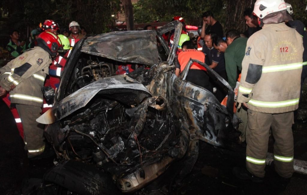 Honda Jazz Tabrak 3 Pohon Lalu Terbakar, 2 Orang Tewas