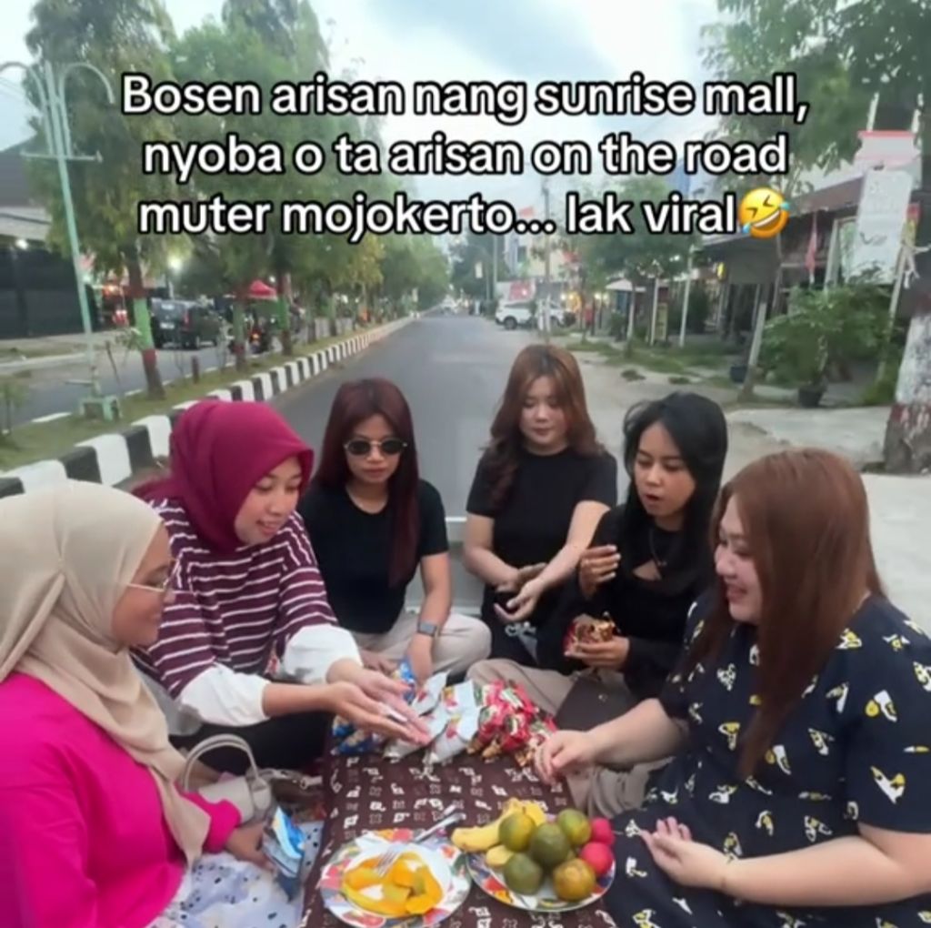 Viral Arisan Anti Mainstream Enam Wanita di Mojokerto