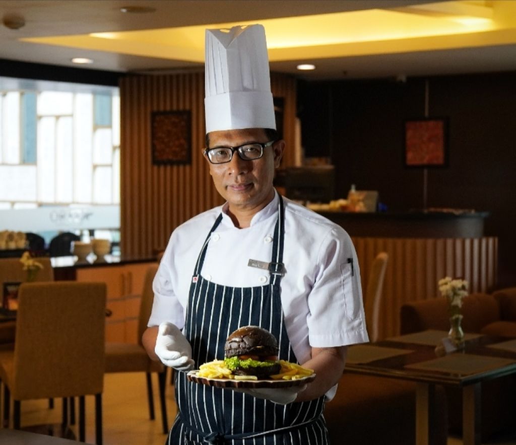 The Alana Surabaya Rayakan idul Adha dengan Persembahkan Burger Hitam
