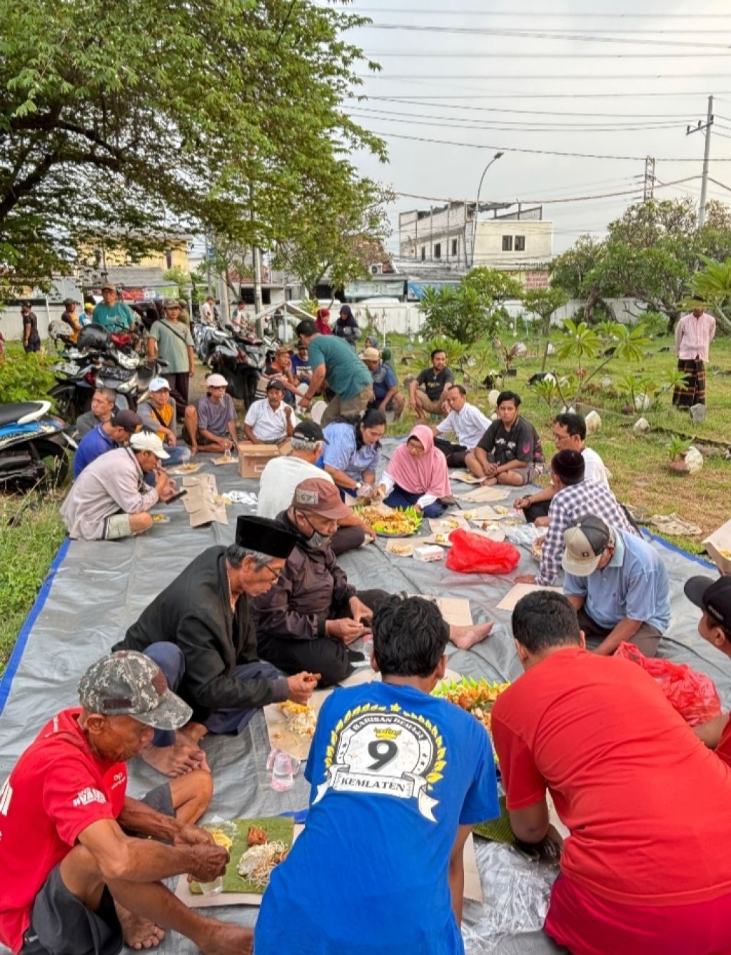 Antusiasme Warga Kebraon Gg 5, Sambut Pengurugan Makam