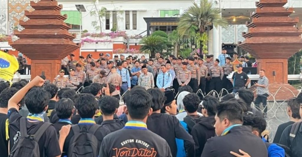Ratusan Mahasiswa PMII Gelar Aksi di DPRD Jatim, Sampaikan 11 Tuntutan