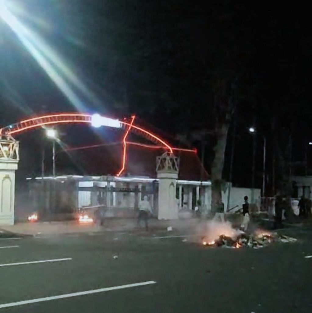 Grahadi Membara! Demo Indonesia Sekarat Berujung Ricuh