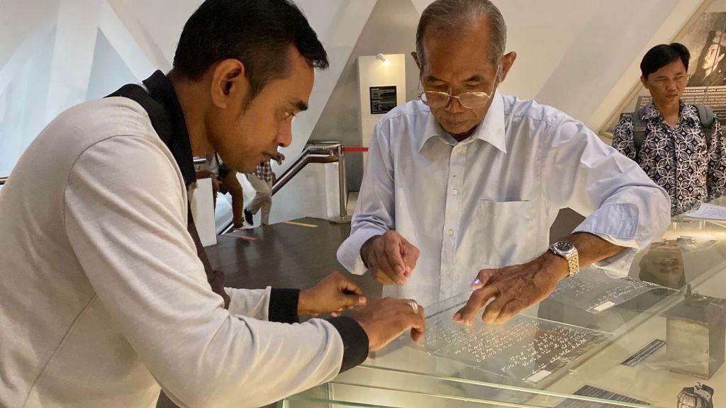 Narasi Huruf Braille Dipasang di Museum 10 Nopember dan Tugu Pahlawan Surabaya