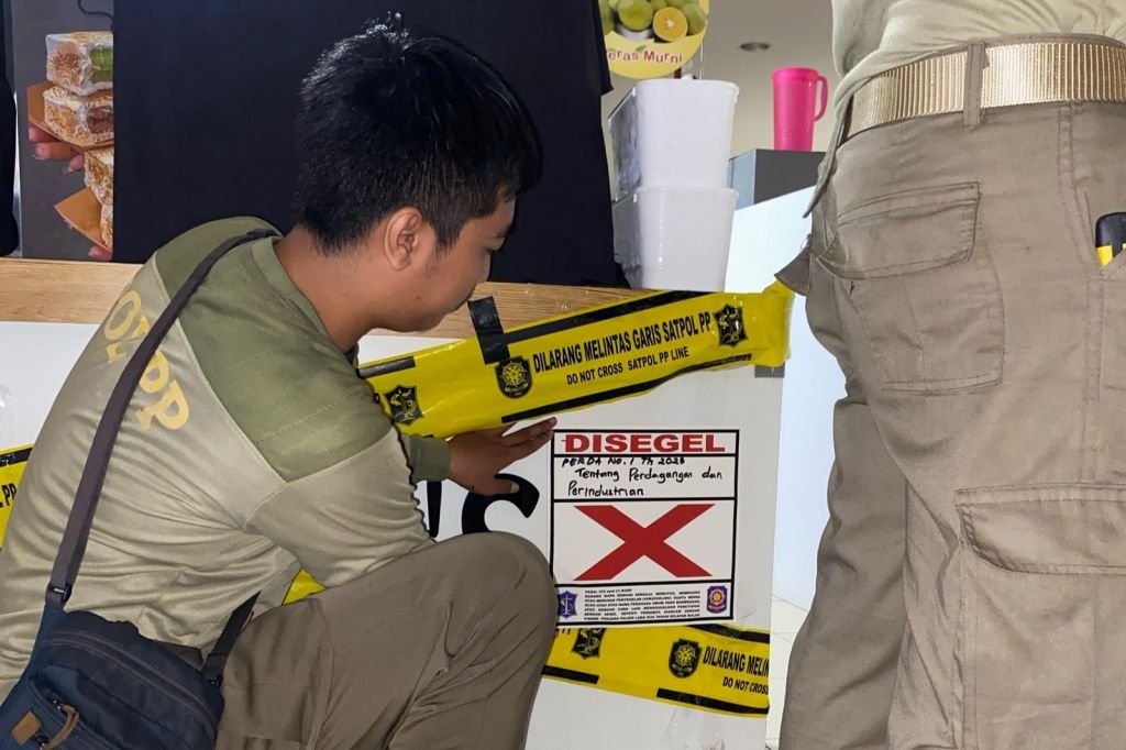 Satpol PP Segel Stan Es Krim Beralkohol hingga 40 Persen di Surabaya Barat