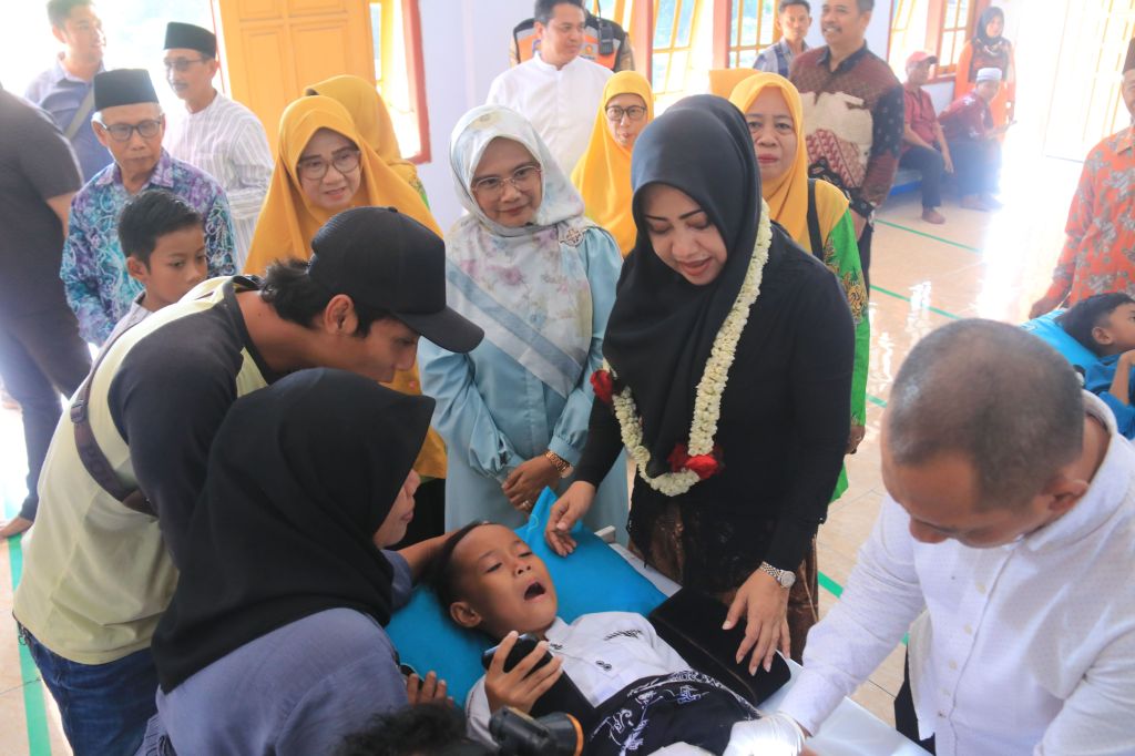 Kagumnya Bupati Ikfina Lihat Keberanian Anak-anak Mojokerto Peserta Khitan Massal