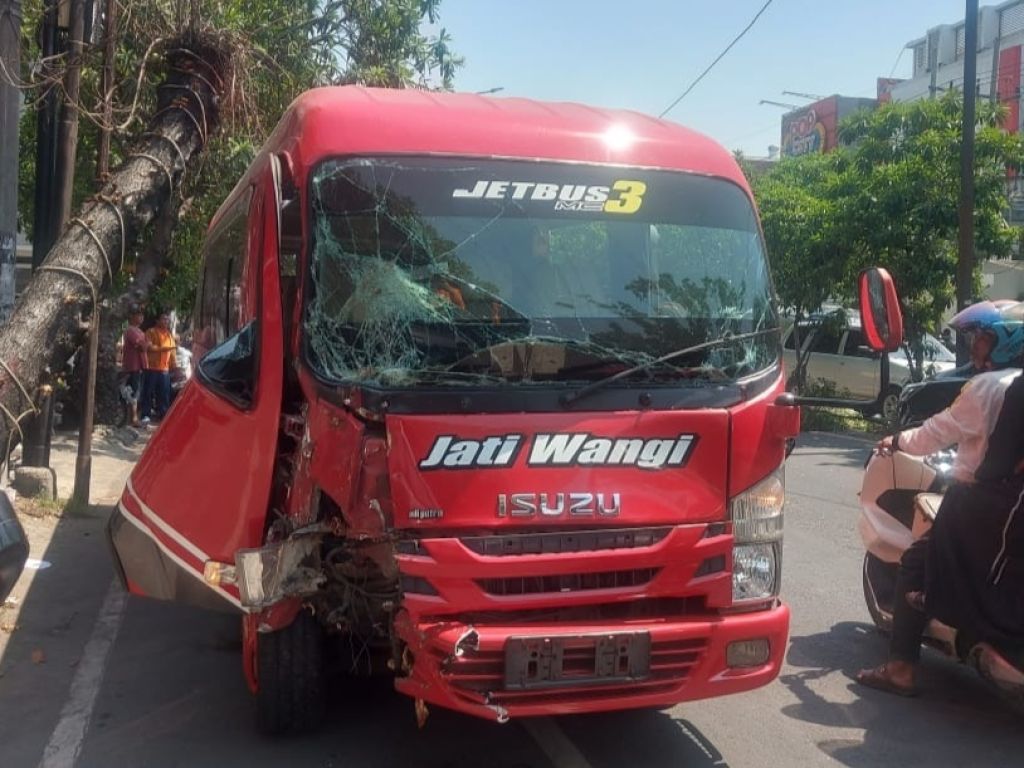 Elf Angkut 21 Penumpang Tabrak Pohon di Surabaya