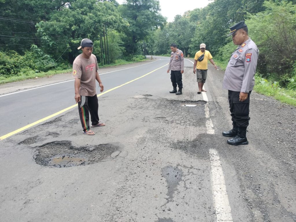 Jalur Pantura Situbondo Berlubang, Bahayakan Pengguna Jalan