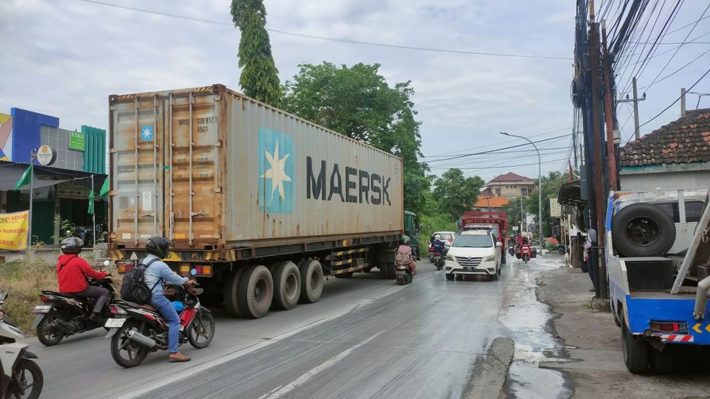 Truk Terguling Dievakuasi, Jalan Raya Raci Benowo Surabaya Dibuka Lagi