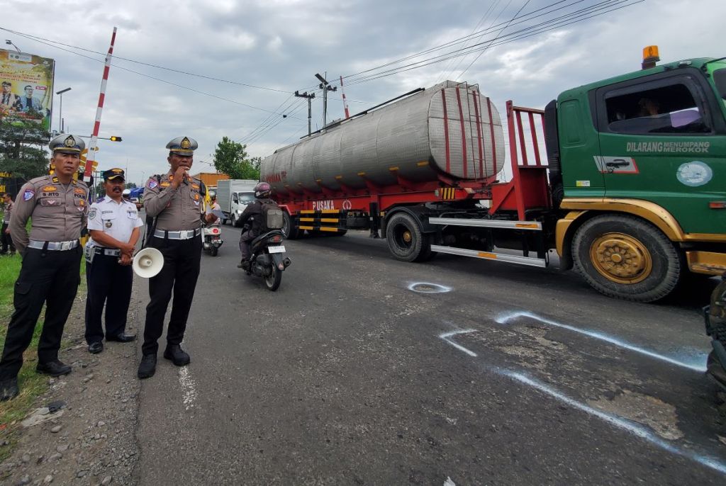 Personel Polres Mojokerto Kota Beri Tanda di Jalan Berlubang Area Troublespot