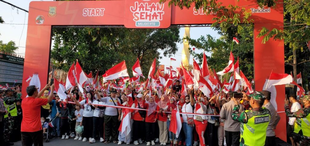 30.000 Warga Kota Mojokerto Semarakan Jalan Sehat Kemerdekaan di Alun-alun Wiraraja