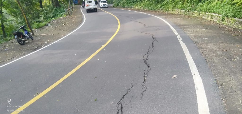 Hati-Hati, Jalan Jalur Gumitir Jember-Banyuwangi Muncul Retakan