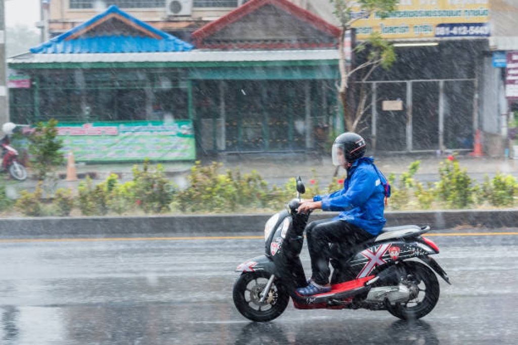 Pemotor Wajib Tahu Merawat Jas Hujan, Begini Caranya