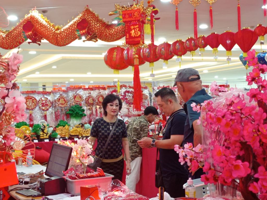 Jelang Tahun Baru Imlek 2025, Pasar Atom Mall Surabaya Diserbu Pembeli