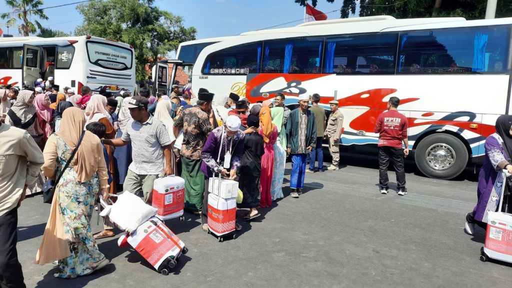 Tangis Haru Warnai Kedatangan 860 Jemaah Haji Asal Situbondo