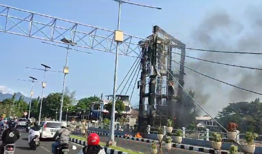 Jembatan Brawijaya Kediri Terbakar