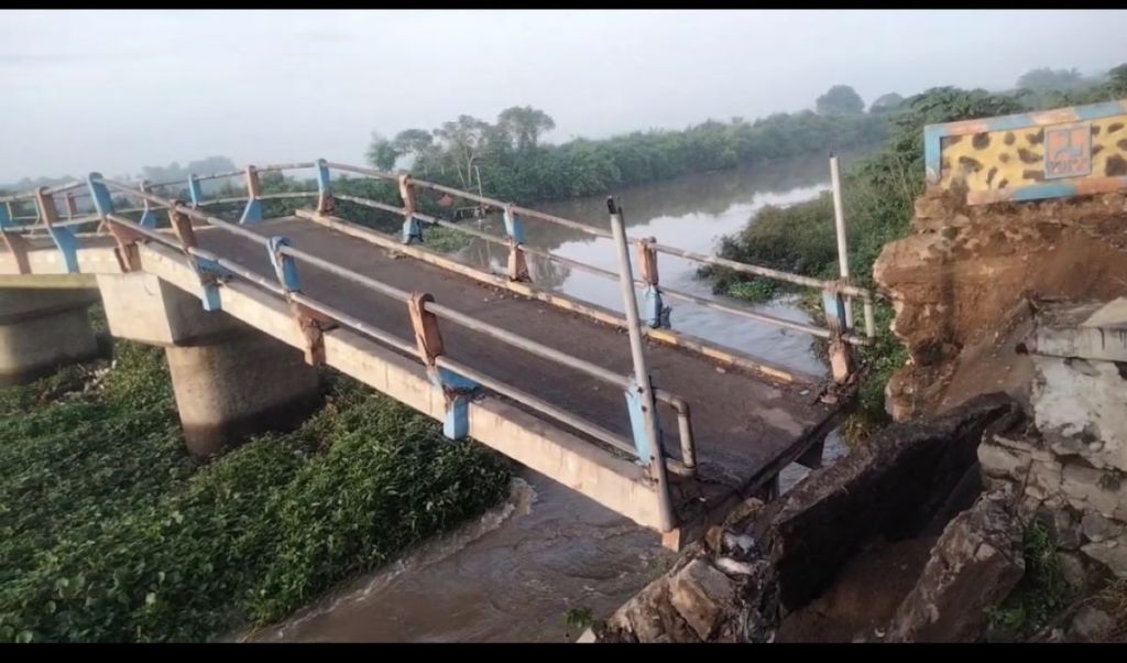 Jembatan Kedungkudi Mojokerto Putus Diterjang Arus Sungai Sadar