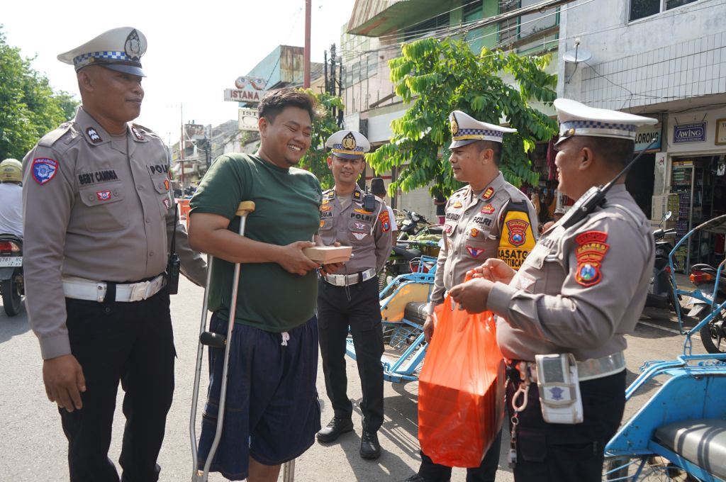 Ketika Polres Probolinggo Kota Bagikan Ratusan Nasi Bungkus Jumat Berkah