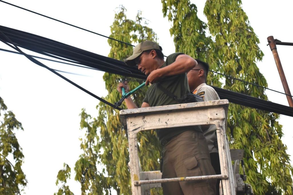 Satpol PP Surabaya Potong Kabel Jaringan Utilitas Kota Lama