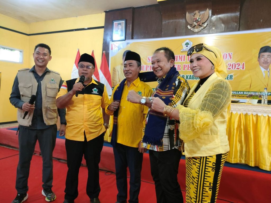 Hendy Berkalung Selendang Bareng Ketua Golkar Jember Karimullah