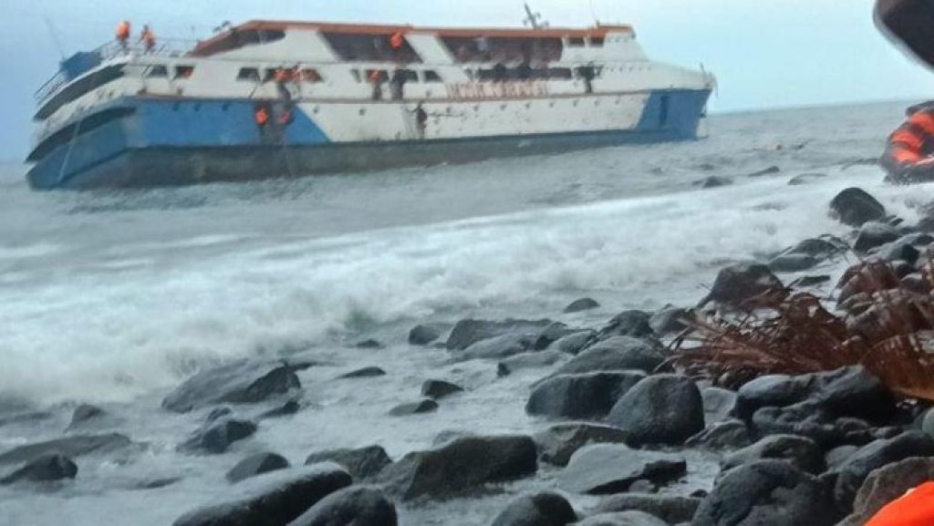 Tragedi Laut di Maluku Utara: KM Intim Teratai Karam di Perairan Pulau Makian, Tim SAR Bekerja Cepat Evakuasi Penumpang