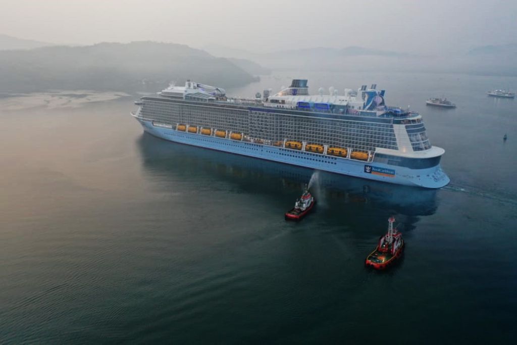 Kapal Pesiar Terbesar Quantum of the Seas Sandar di Lembar, NTT