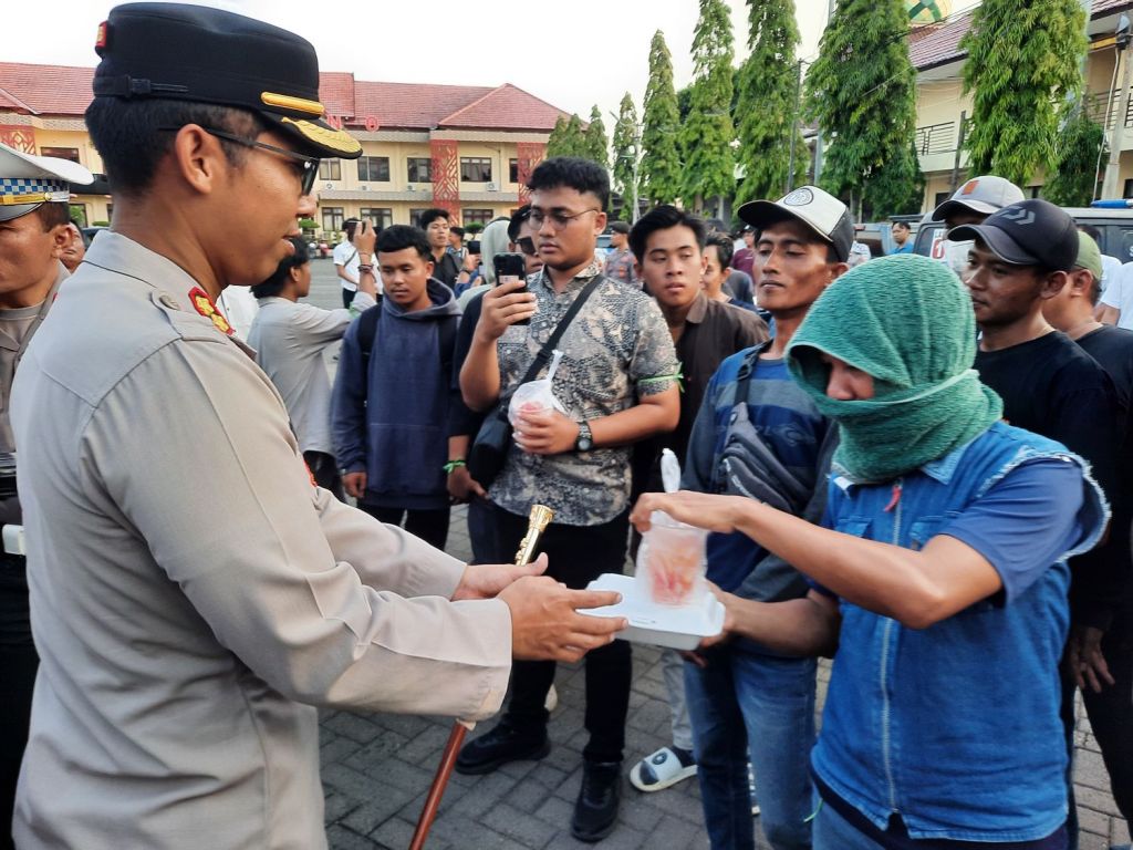Kapolres Situbondo Bagikan Takjil ke Pendemo