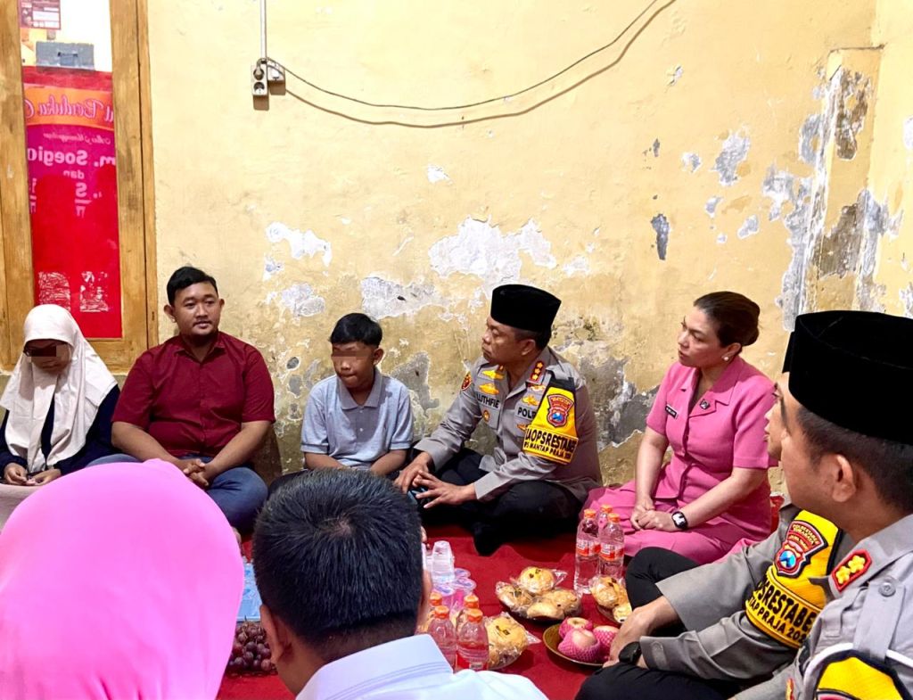 Takziah Korban Laka Kijang Maut, Kapolrestabes Surabaya Beri Santunan Pendidikan