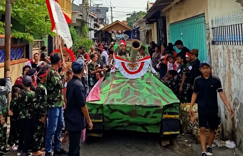 Warga Donorejo Surabaya Gelar Karnaval Meriahkan Hari Pahlawan