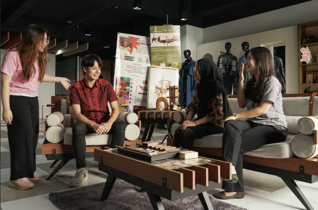 Mahasiswa Interior Architecture UC Surabaya Ubah Limbah Jadi Produk Interior