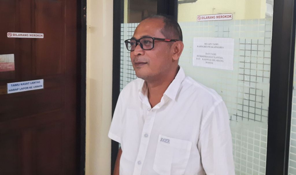 Seorang Petani Situbondo Melihat Video Syur Istrinya Bercinta dengan Tetangga