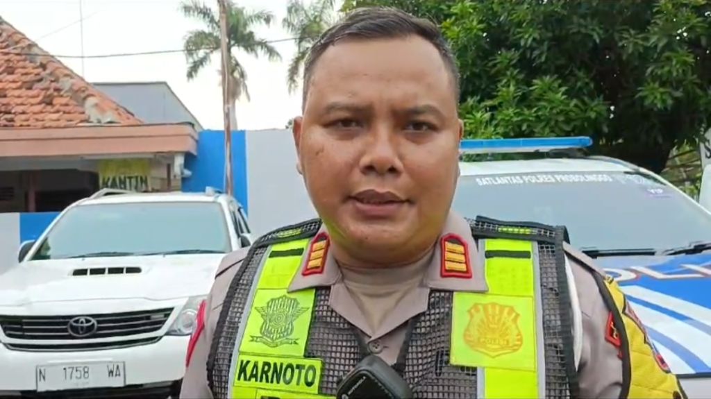 Mobil Bernopol Cantik Ugal-ugalan di Jalur Pantura Probolinggo Terlacak