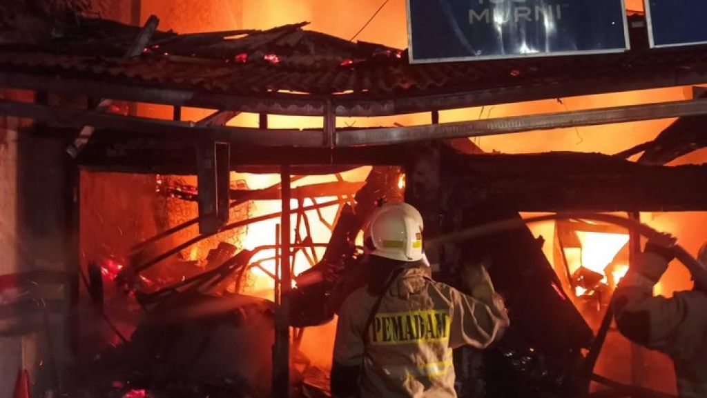 Kebakaran Hebat di Mampang Prapatan, 16 Bangunan Hangus, 55 Jiwa Terpaksa Mengungsi