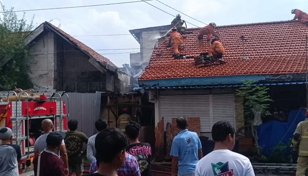Bangunan Eks Panti Pijat di Surabaya Terbakar, Rumah Warga Tersambar