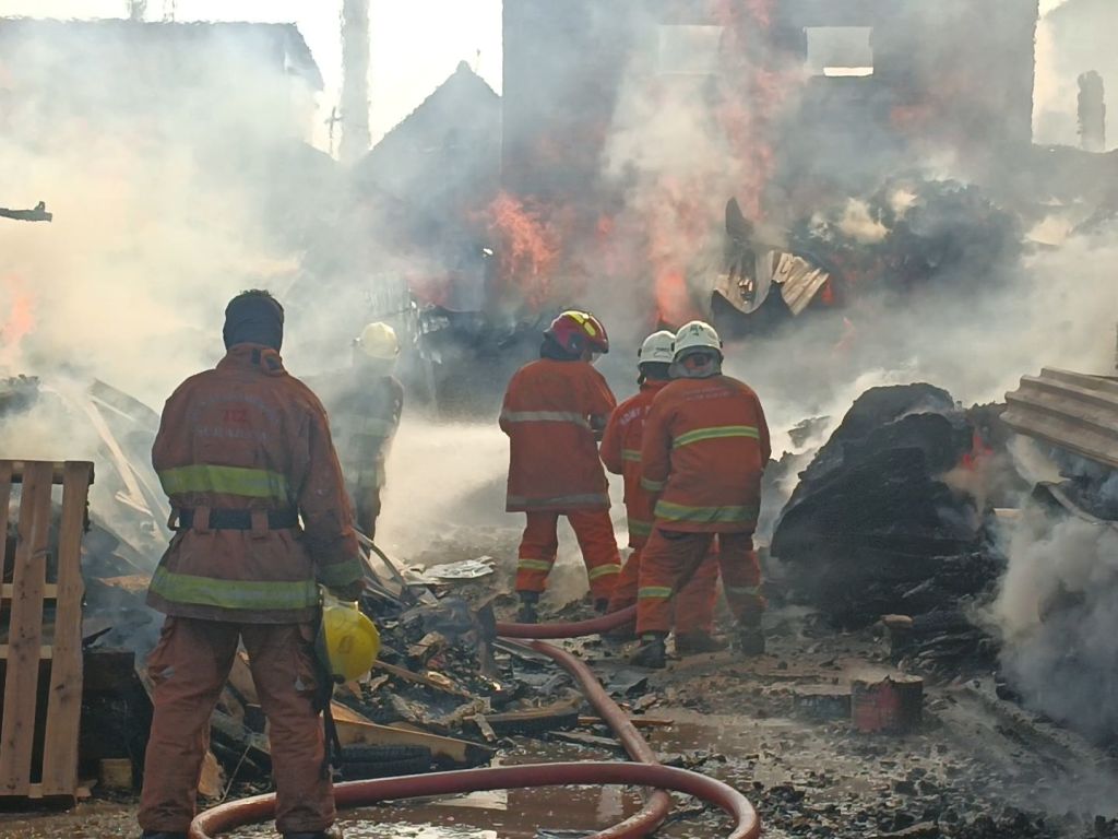 Kebakaran Gudang Palet Surabaya 3 Jam Baru Padam