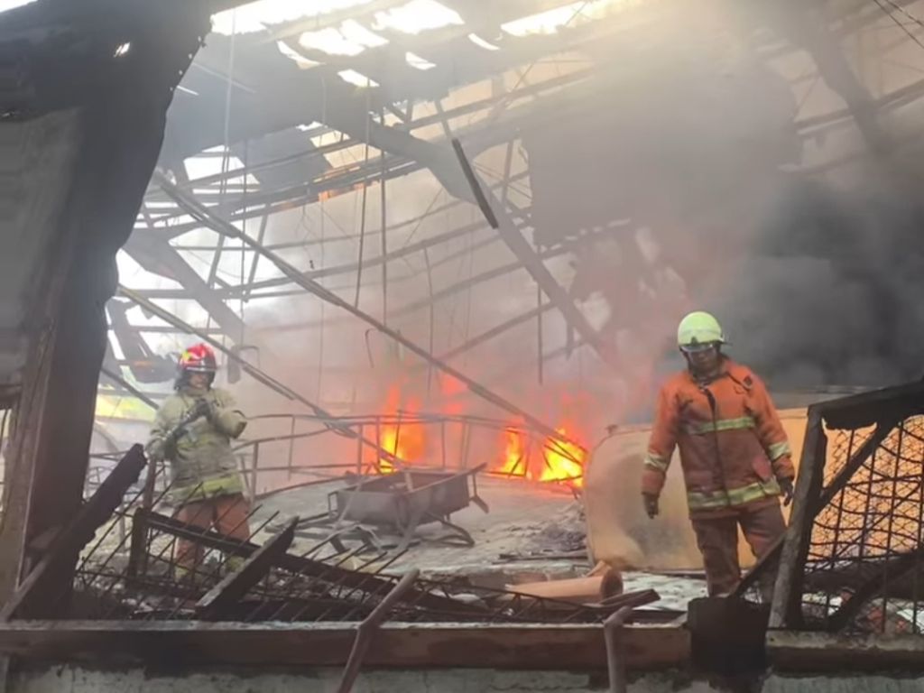 Perjuangan Damkar Surabaya 16 Jam Menaklukkan Api yang Membakar Gudang Ardiles
