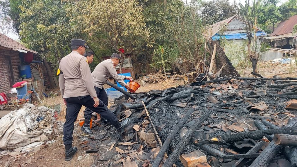 Lansia Mojokerto Lupa Matikan Api Tungku, Rumah dan Truk Tetangga Terbakar