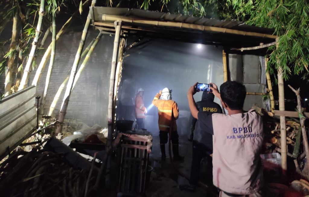 Tempat Usaha Krupuk MIlik Rois di Mojokerto Terbakar