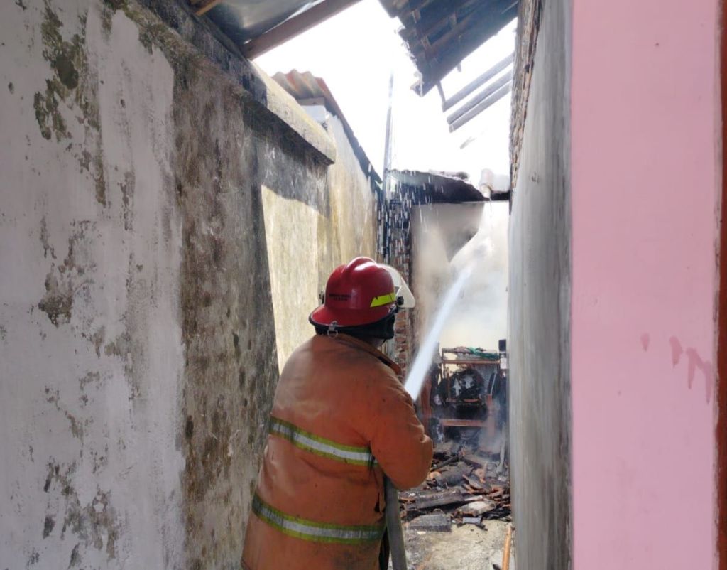 Rumah Warga Mojokerto Terbakar, Penyebab Sumber Api Belum Diketahui