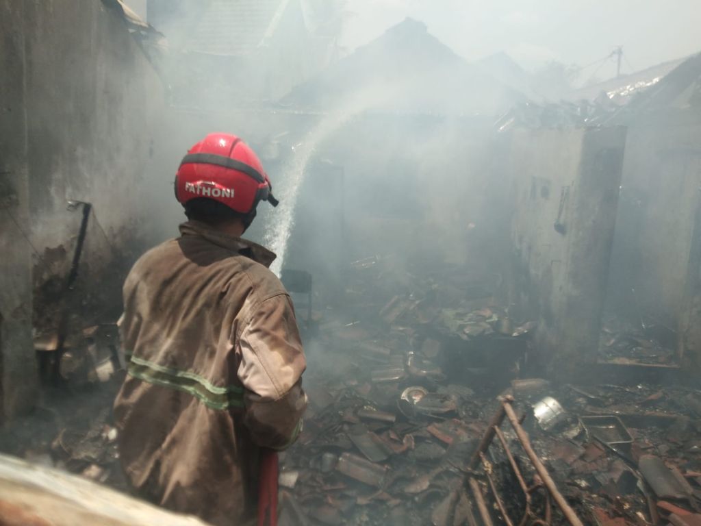 Kebakaran Rumah Tukang Las Jember Merambat Sambar Dua Rumah Tetangga