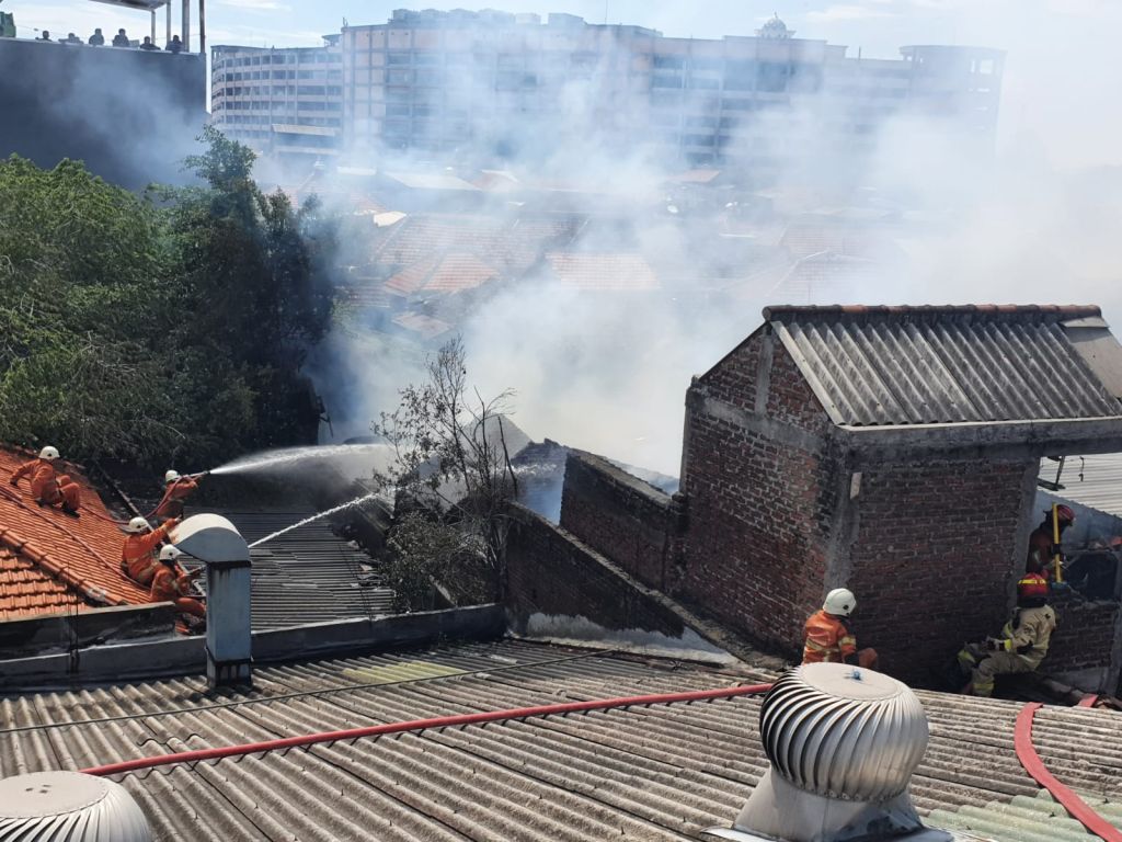 Korsleting Sebabkan 7 Rumah di Surabaya Kebakaran