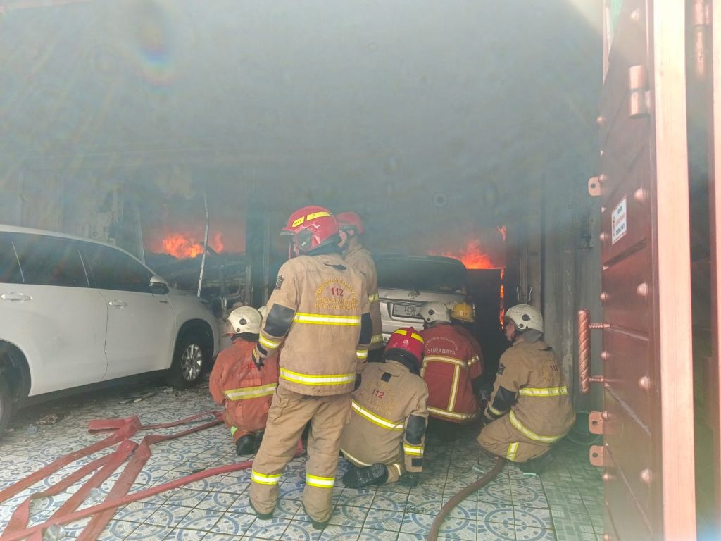 Kebakaran Toko Furniture di Surabaya: 2 Orang Terluka, 1 Mobil Hangus