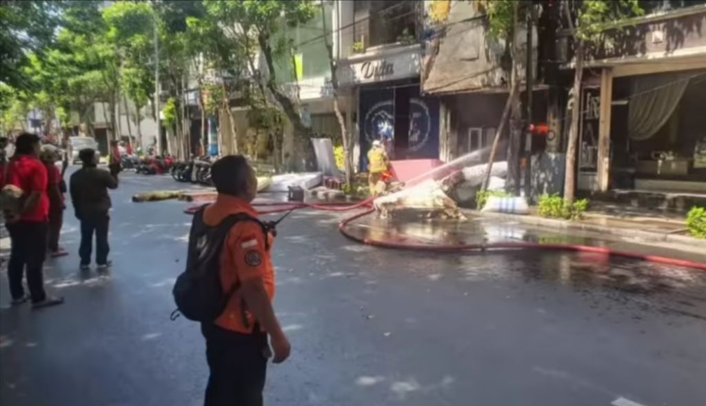 Toko Furniture di Surabaya Terbakar