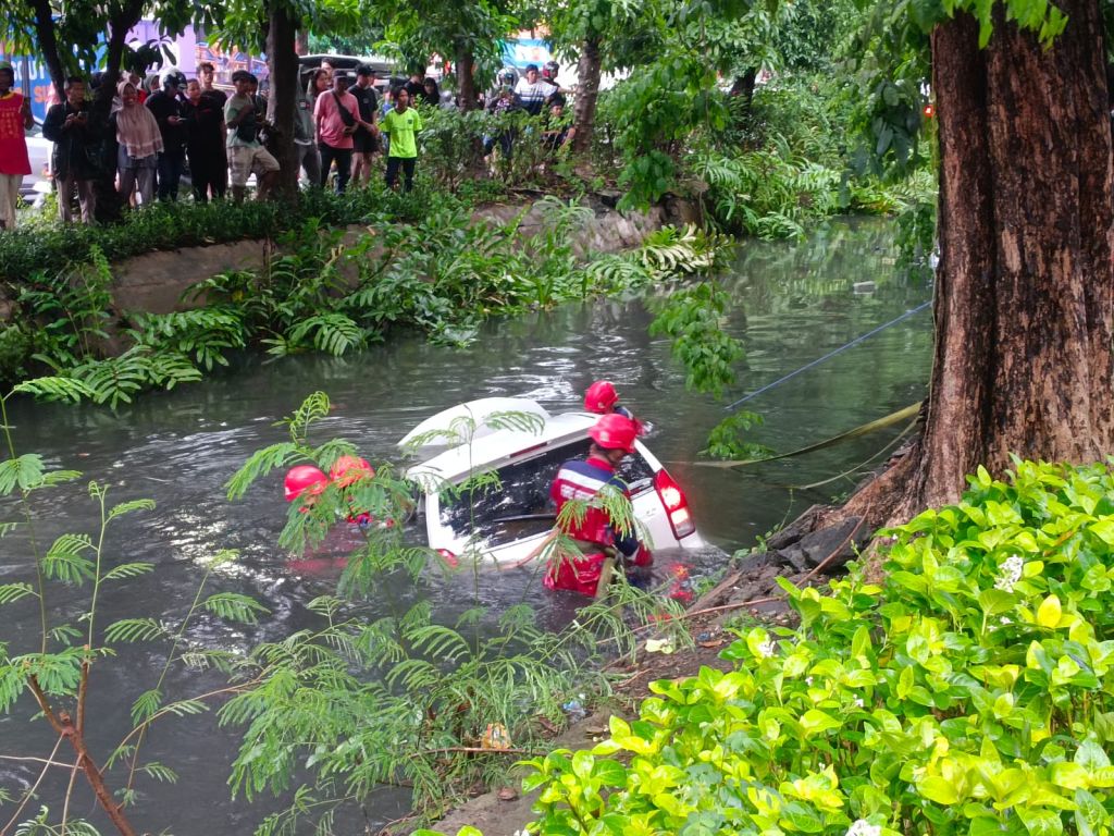 8 Kendaraan Terlibat Kecelakaan di Surabaya, 1 Orang Tewas